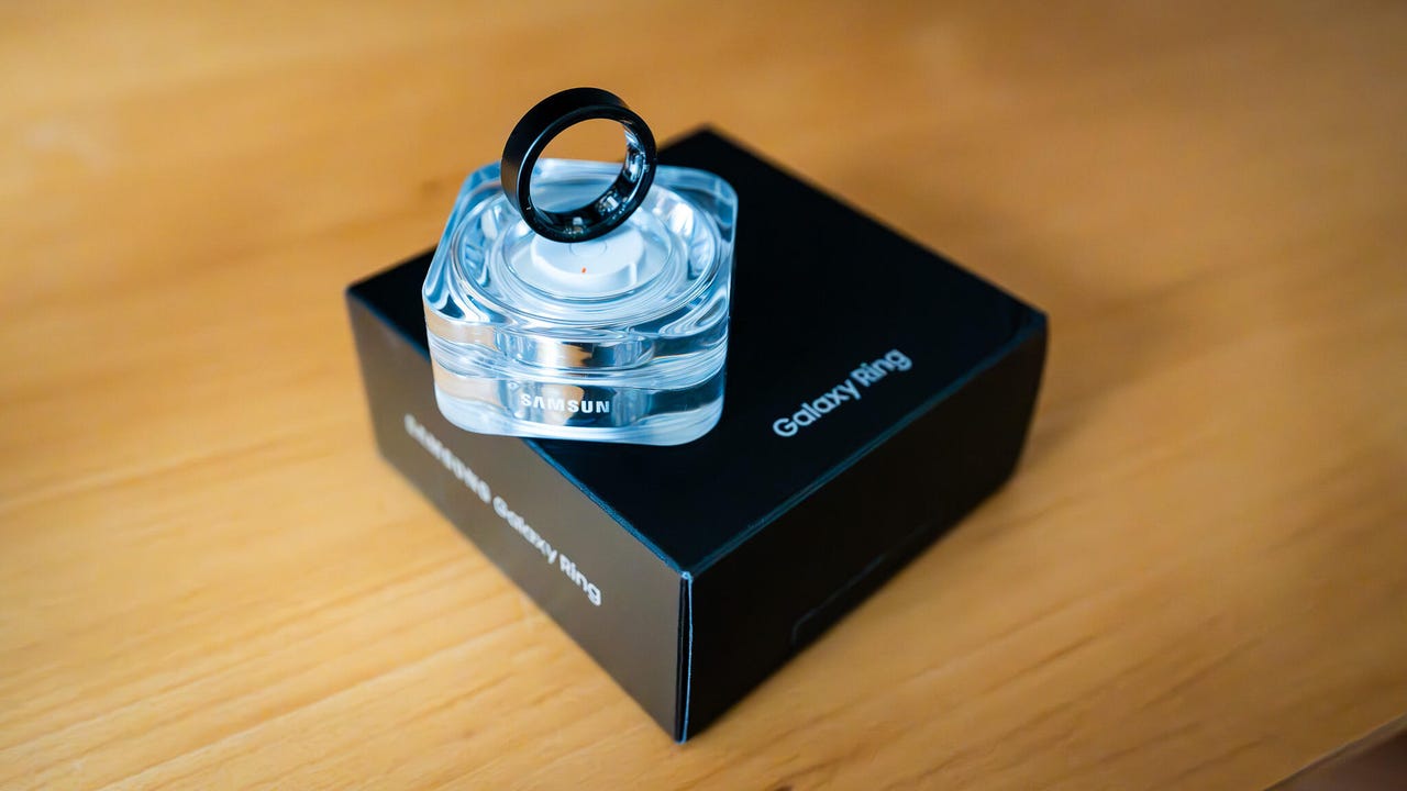 Samsung Galaxy Ring con cargador y embalaje