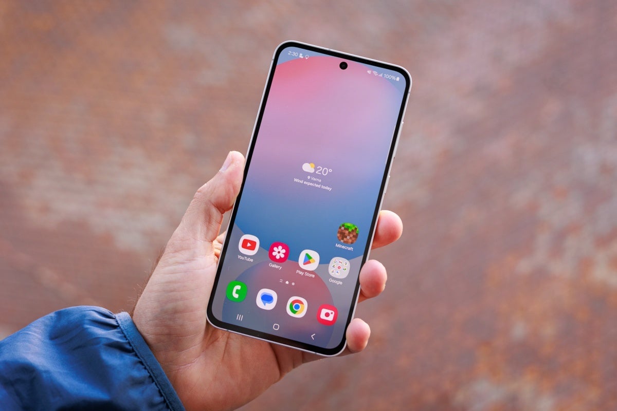 El S24 Fe es un teléfono bastante bueno, pero el S25 Fe podría ser mejor con un precio más bajo. | Crédito de la imagen - Phonearena - El aburrido Galaxy A56 me hace pensar que Samsung necesita revisar su estrategia de fin medio lo antes posible