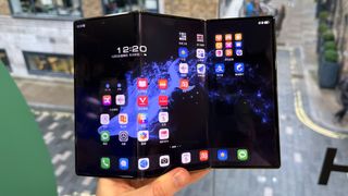 Sosteniendo el Huawei Mate Xt en la mano