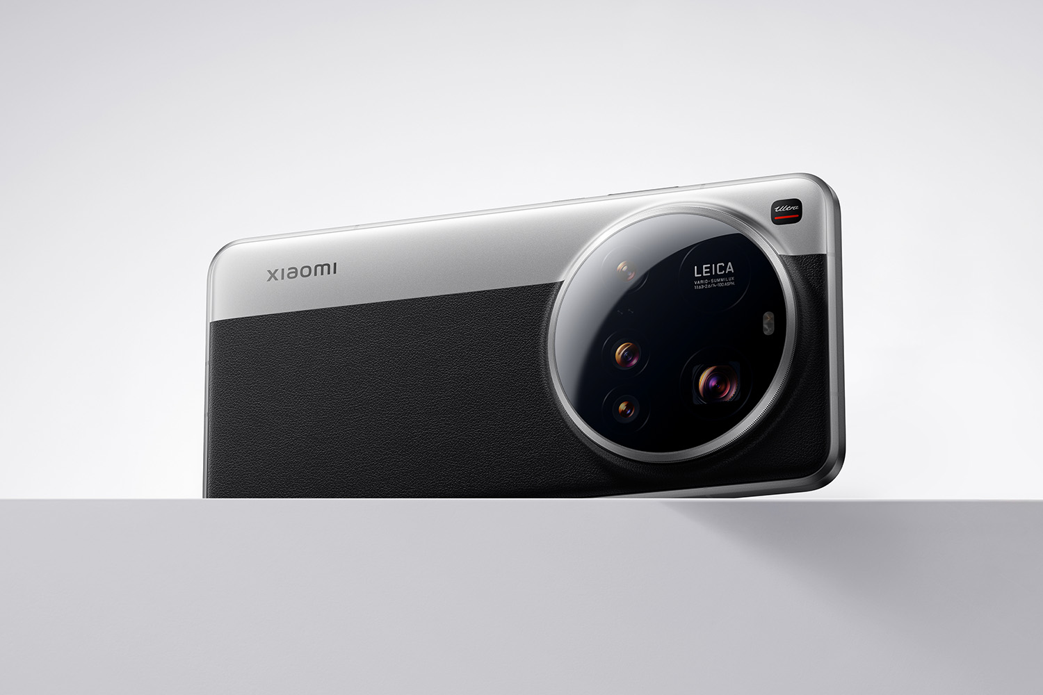 Una foto del Xiaomi 15 Ultra yacía en un lado