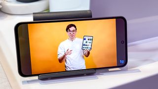Samsung Galaxy A56 viendo el video