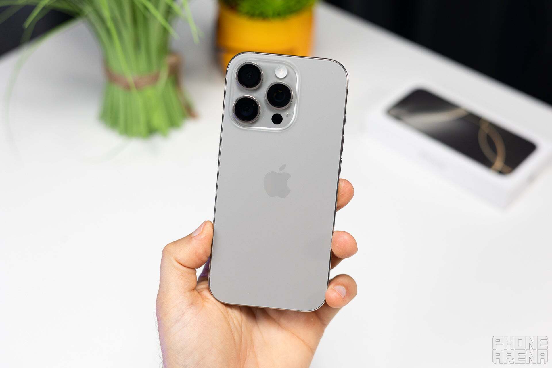 ¿El iPhone está realmente a salvo de las tarifas? | Crédito de la imagen - Phonearena - Apple ve su séptimo cuarto cuarto consecutivo de disminución en China, mientras que Xiaomi aumenta en un 40%
