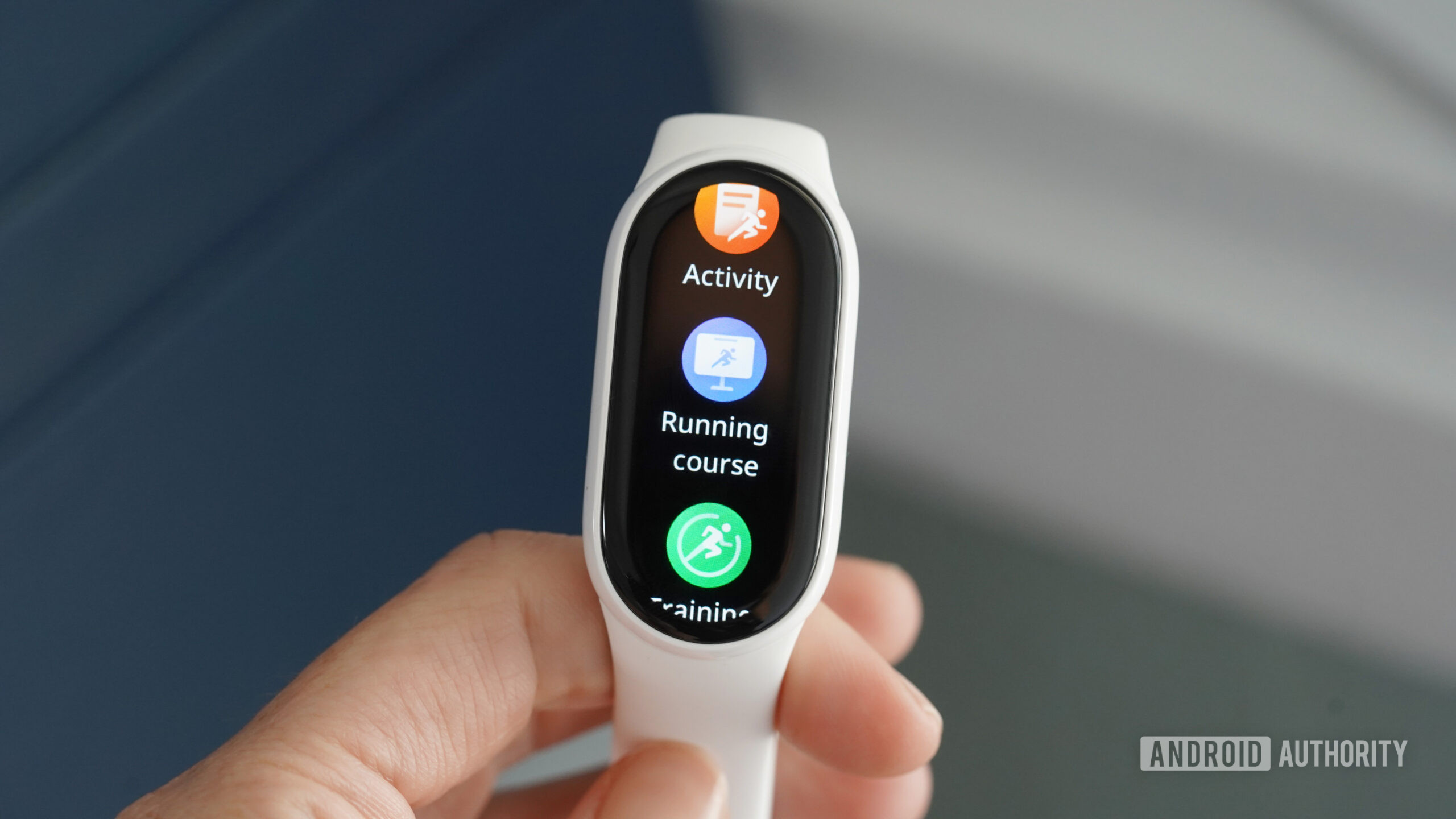 Un usuario se basa en las herramientas de dibujo de la Fitness de Xiaomi Smart Band 10.