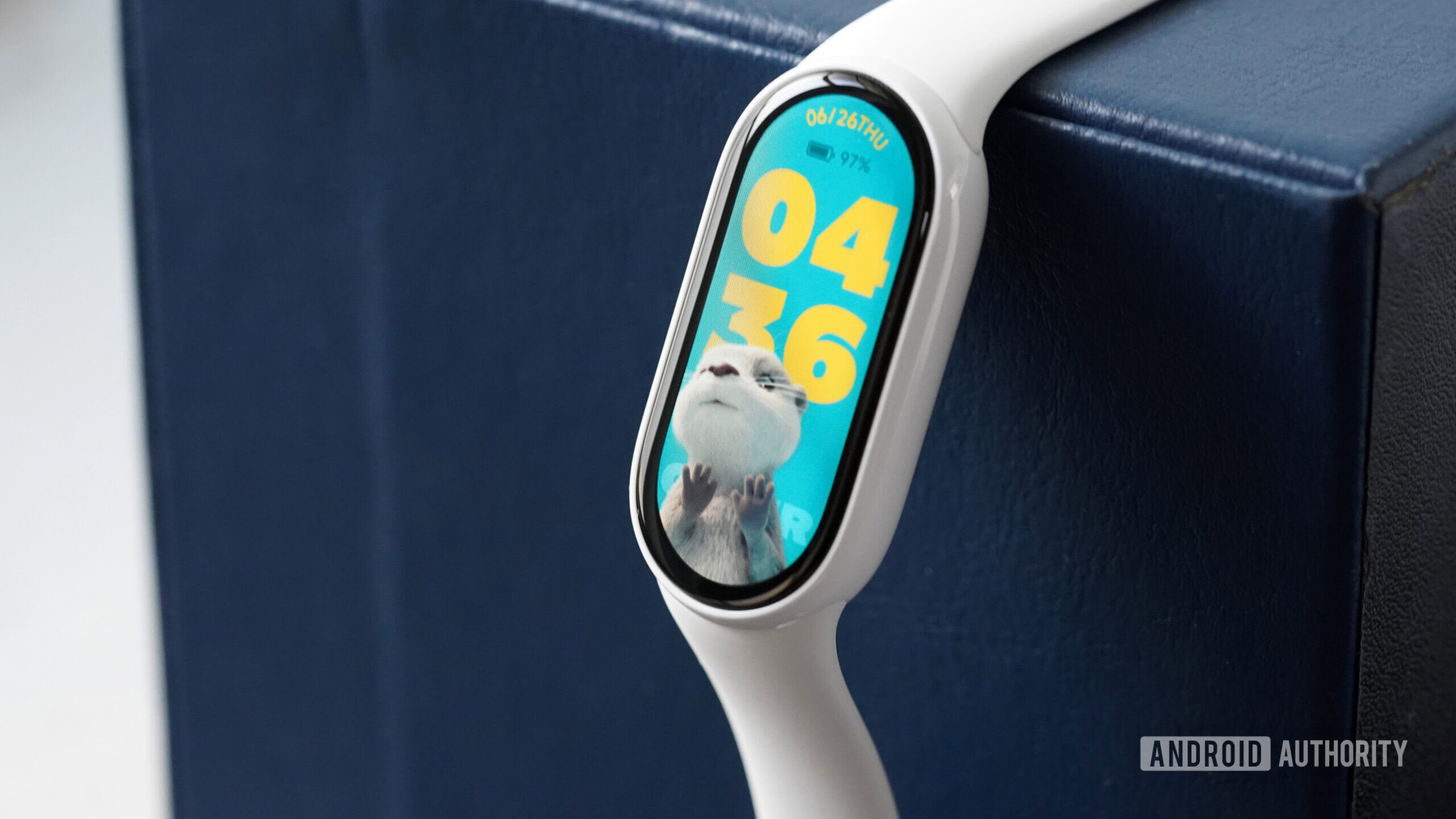 Una Xiaomi Smart Band 10 muestra una adorable cara de reloj Lontra.