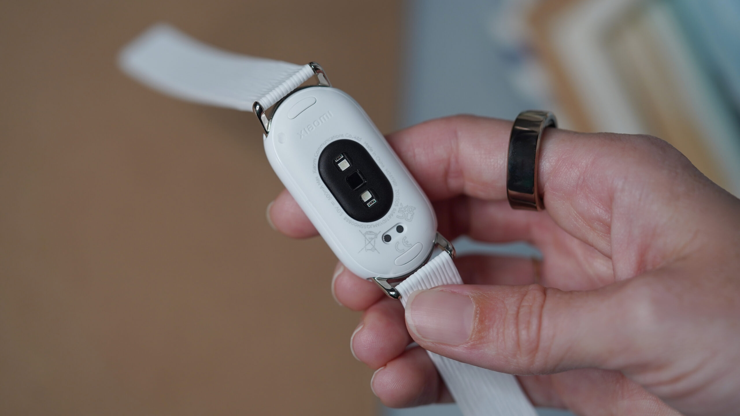 Un usuario se enfrenta a una banda Xiaomi Smart Band 10 -Afface.