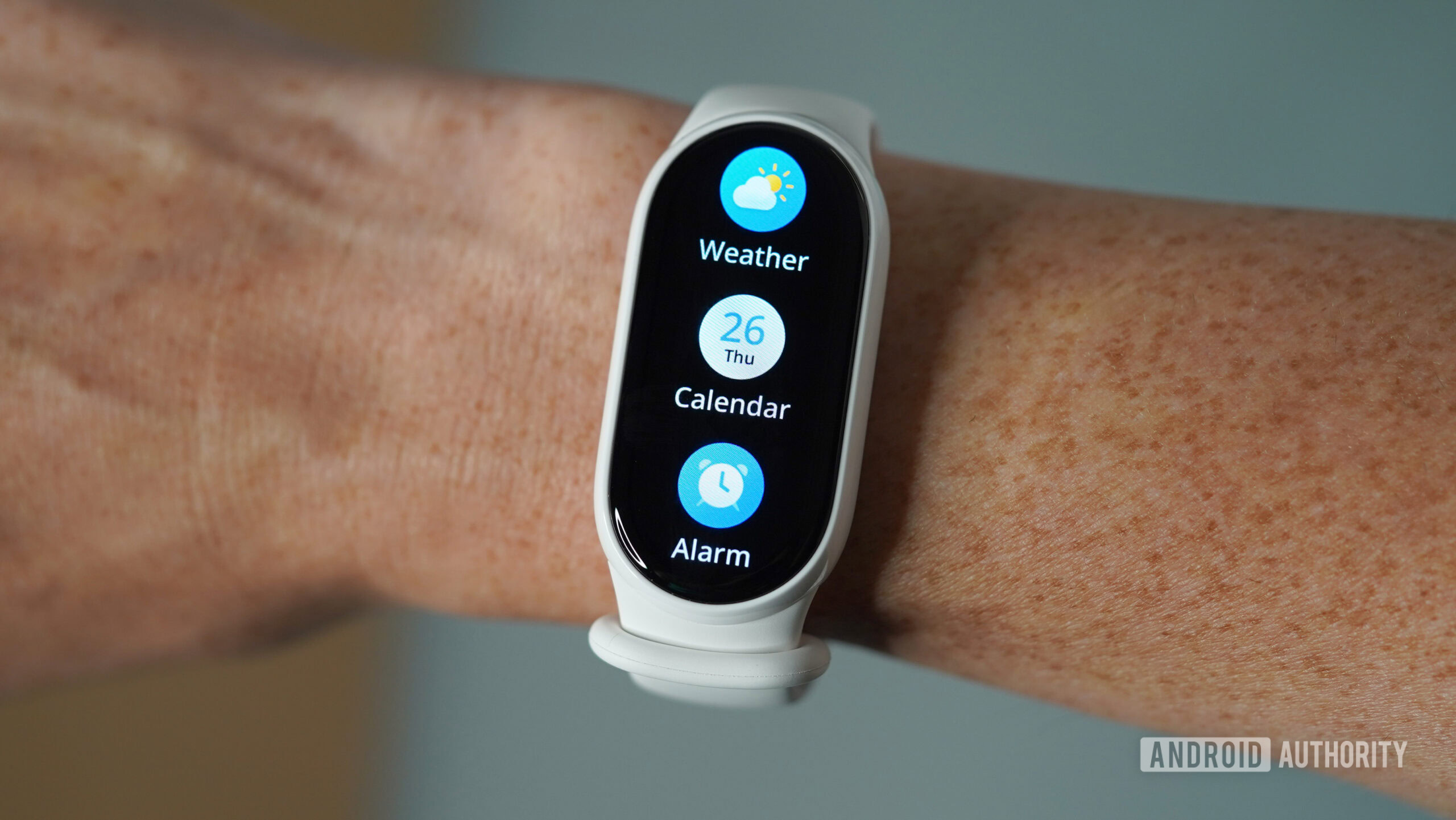 Un Xiaomi Smart Band 10 Ver herramientas básicas.