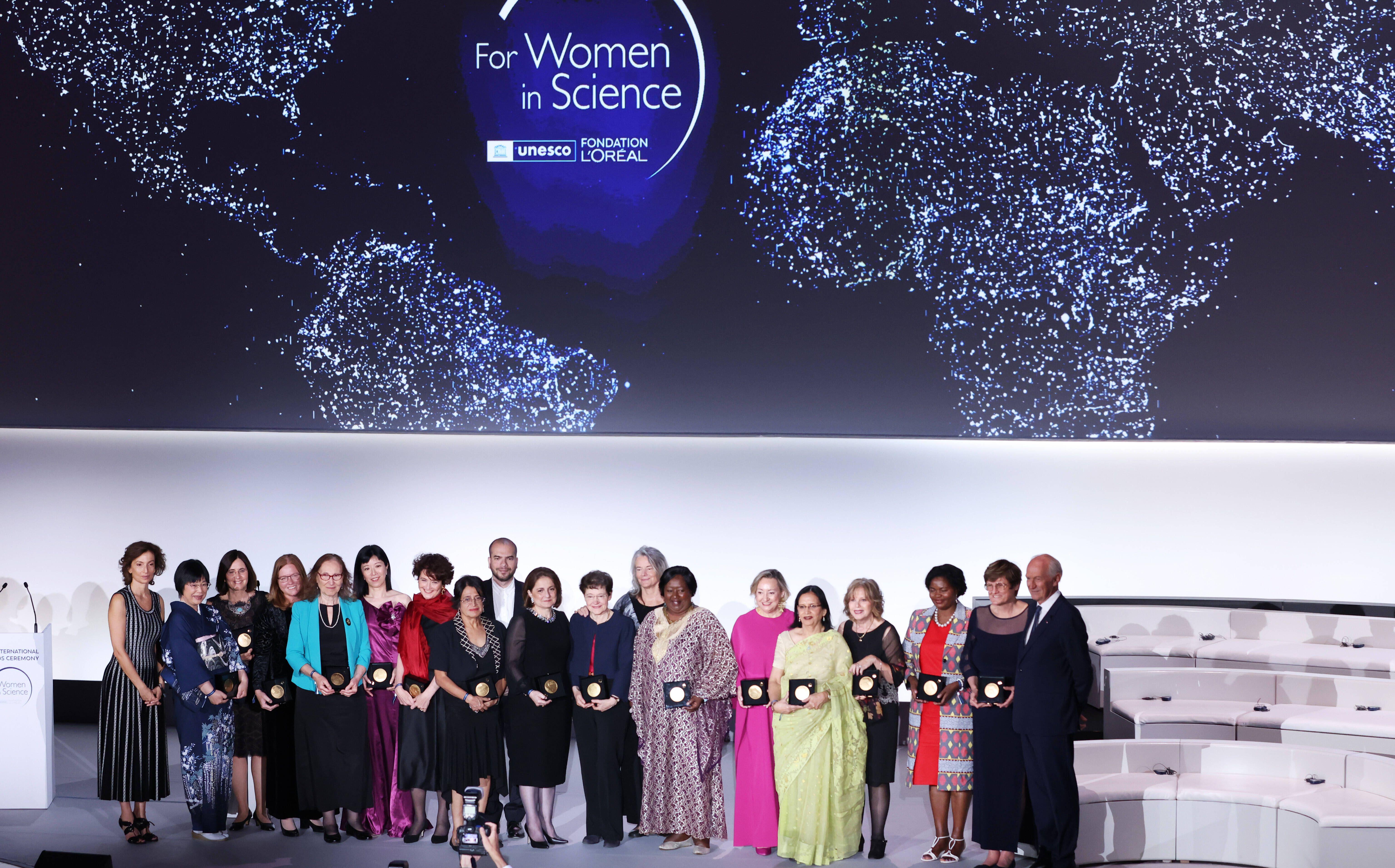 Foto grupal de 2020, 2021 y 2022 L'Oréal-Unesco para ganadores del Premio de Mujeres en Ciencias.