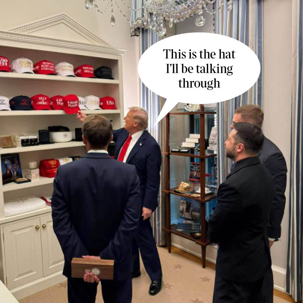 Trump muestra una colección de sombreros.