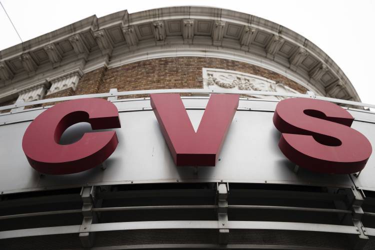Archivo: este viernes 21 de octubre de 2016, la foto del archivo muestra una farmacia CVS y la posición de la farmacia en Filadelfia. Lunes 15 de enero de 2018, CVS dijo que detendrá táctil significativo de las imágenes utilizadas en su publicidad de productos de belleza. (Photo AP/Matt Rourke, archivo) Archivo: este viernes 21 de octubre de 2016, la foto del archivo muestra una farmacia CVS y la posición de la farmacia en Filadelfia. Lunes 15 de enero de 2018, CVS dijo que detendrá táctil significativo de las imágenes utilizadas en su publicidad de productos de belleza. (Photo AP/Matt Rourke, archivo)