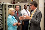 El senador de Washington Patty Murray visitó PNNL para descubrir la investigación de la batería y escuchar el laboratorio aumentando los esfuerzos de concientización. Términos de uso: nuestras imágenes están disponibles libremente y públicamente para su uso con la línea de crédito,
