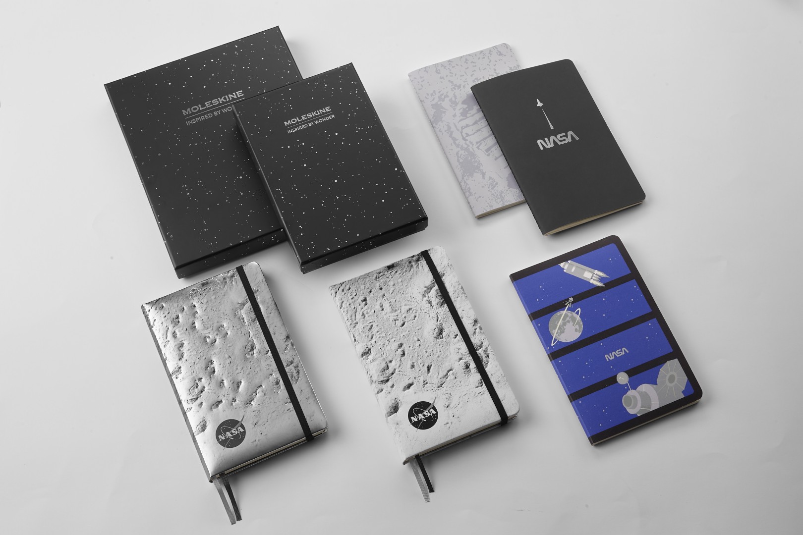 Colección completa de cuadernos de edición limitada inspiradas en la NASA por Moleskine: caja de regalo negra con estrellas plateadas, 2 cuadernos con cubierta suave (una con la huella de la luna de Neil Armstrong y la otra es negra con un cohete minimalista que explota e 