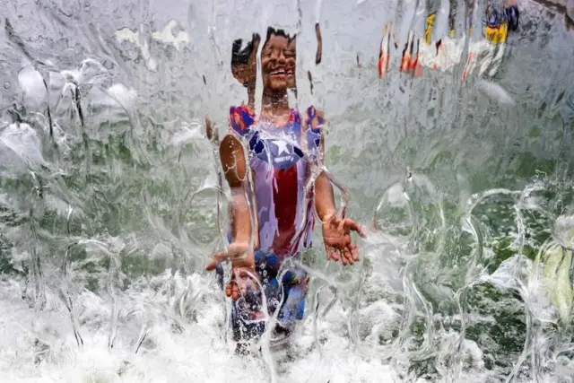 Un tipo está bajo el agua en la costa este -fotógrafo de agua
