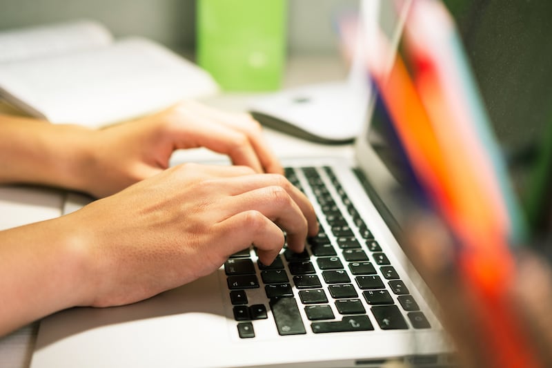 Adolescente con estudiante de laptop