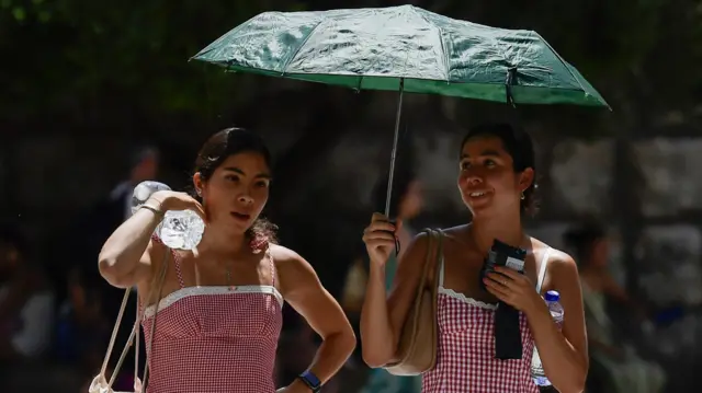 Dos chicas vulnerables con agua