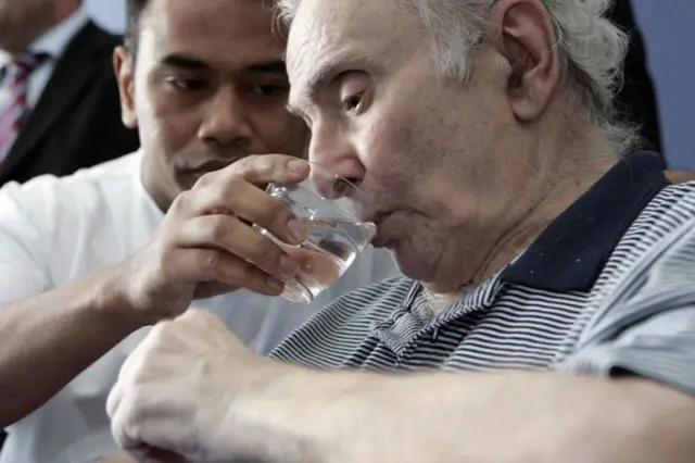 La causa es arrojar un vaso de agua