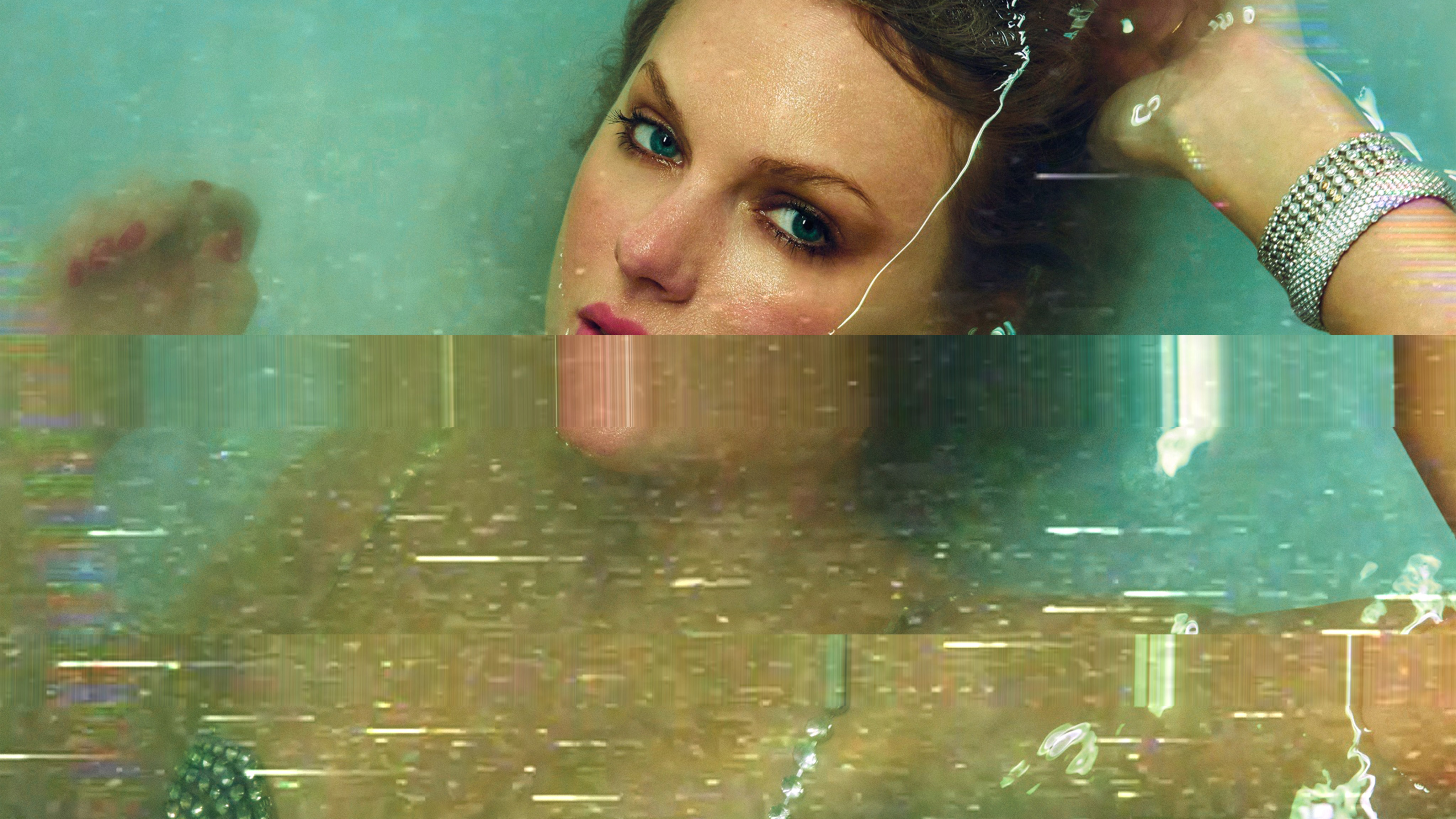Una imagen en color de Taylor Swift a mitad de camino bajo el agua