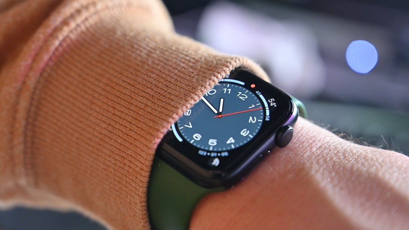 Apple Watch SE 2, parcialmente cubierto por una funda marrón en una muñeca.
