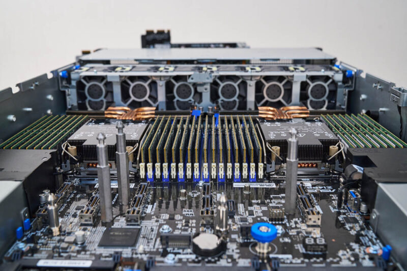 CPU y memoria ASUS RS720 E12 RS8G dirigida a aficionados