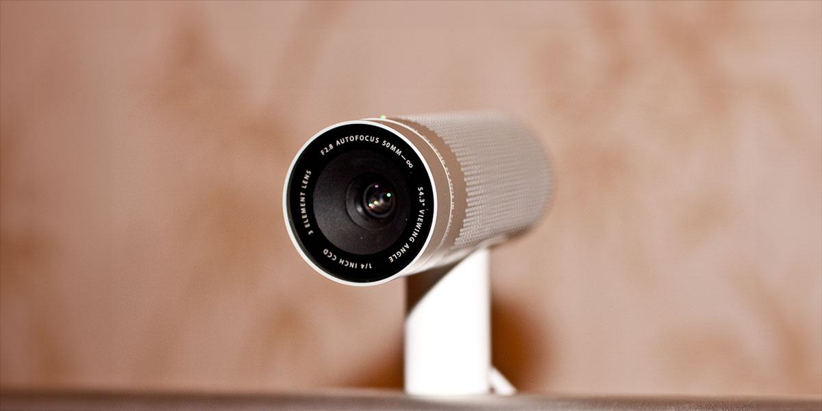 Una cámara de seguridad de Apple puede reconocer a las personas aunque no se vea su rostro | Se muestra la cámara web Apple iSight