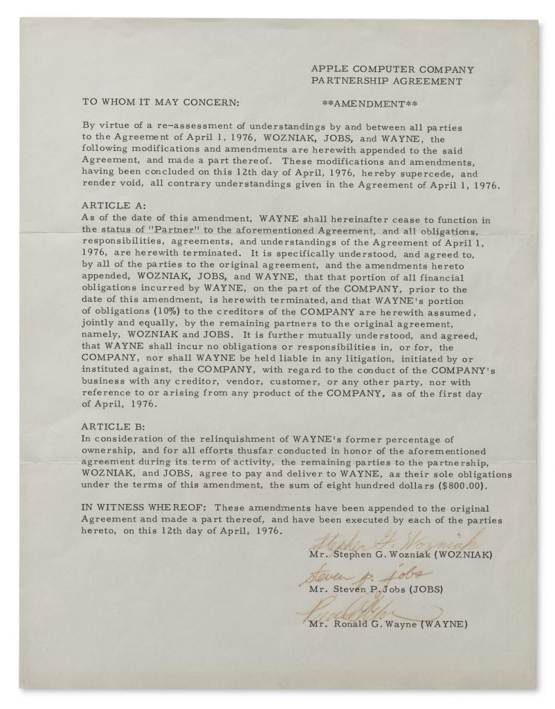 un documento con firmas en la parte inferior Apple