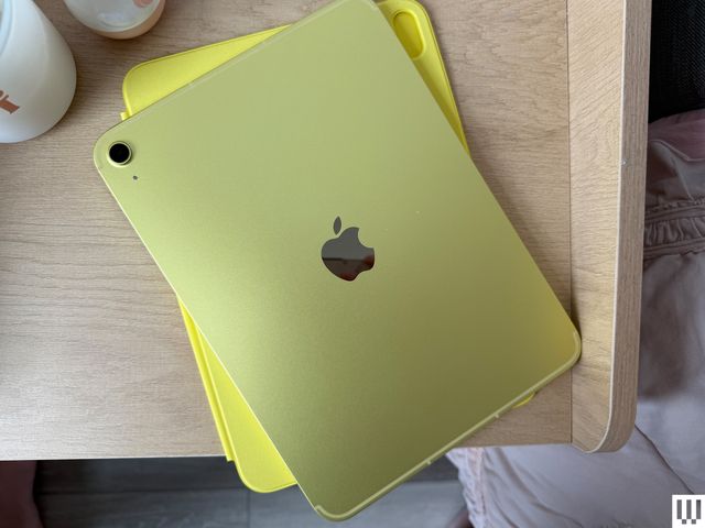 La imagen puede contener: dispositivos electrónicos, teléfono móvil, Iphone, computadora, laptop y PC