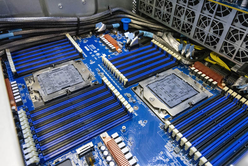 Servidor GPU Gigabyte G493 ZB0 AMD EPYC Genoa con ranura de memoria SC22