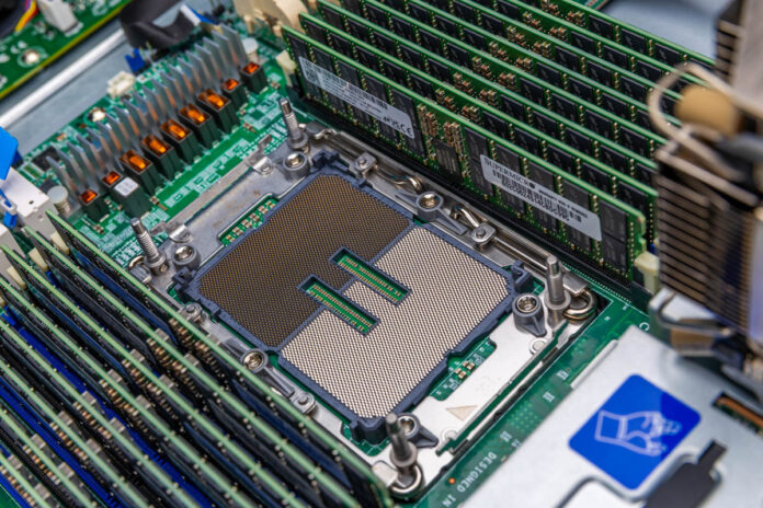 Intel LGA4710 con 16 DIMM DDR5 1 Intel LGA4710 con 16 DIMM DDR5 1