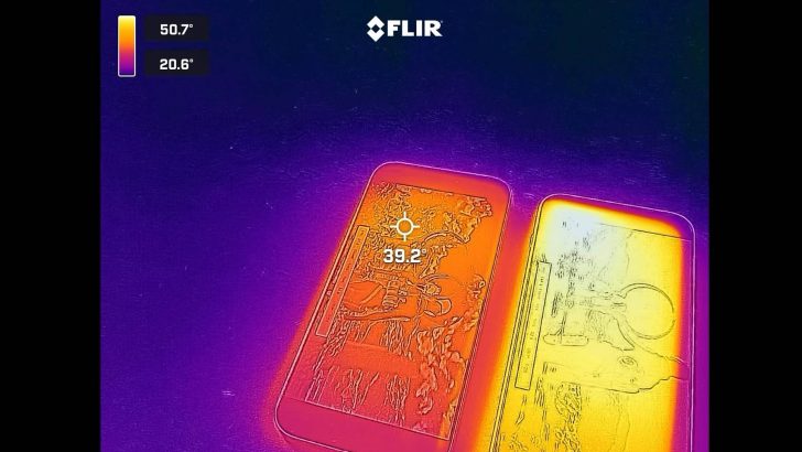 Una imagen térmica de una cámara termográfica FLIR muestra dos teléfonos inteligentes, y el teléfono izquierdo muestra una temperatura de
