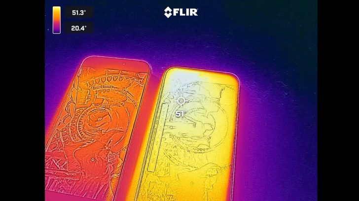 Una imagen térmica de FLIR muestra dos teléfonos inteligentes con lecturas de temperatura distintas, una de las cuales alcanza los '51°'.
