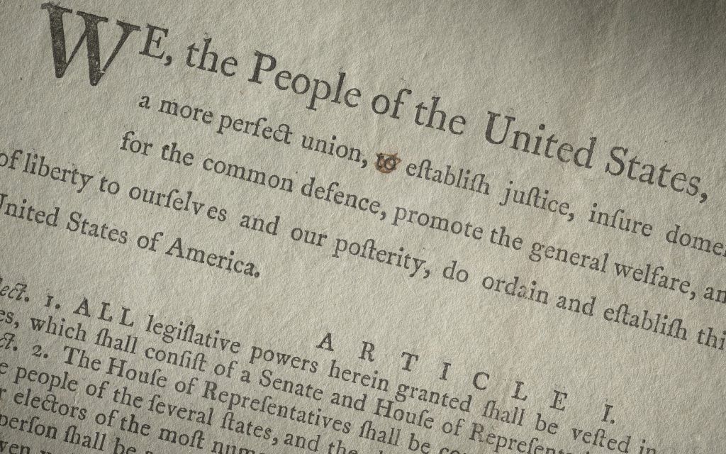 un primer plano del texto de la Constitución