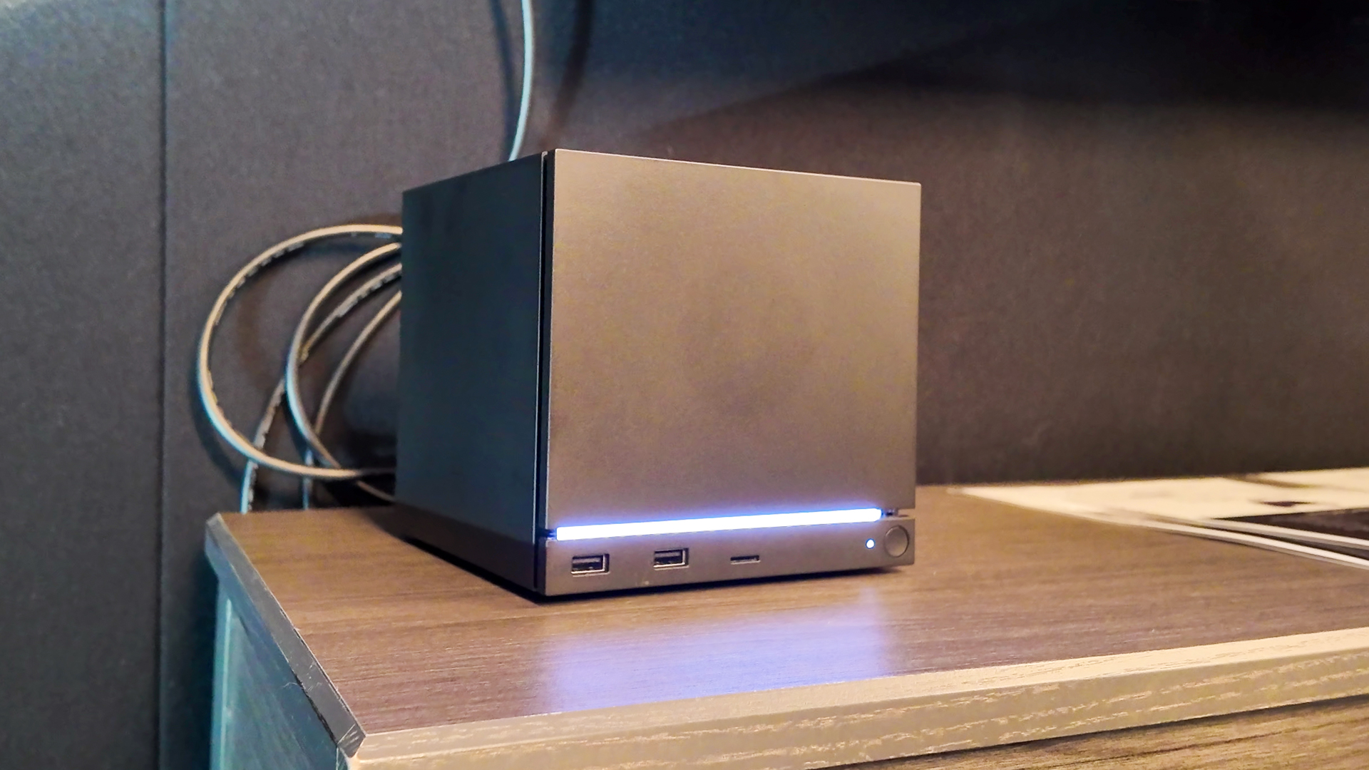 La nueva Steam Machine de Valve durante una visita a la sede de Valve en Bellevue, Washington. Steam Machine es una PC compacta para juegos de sala de estar.