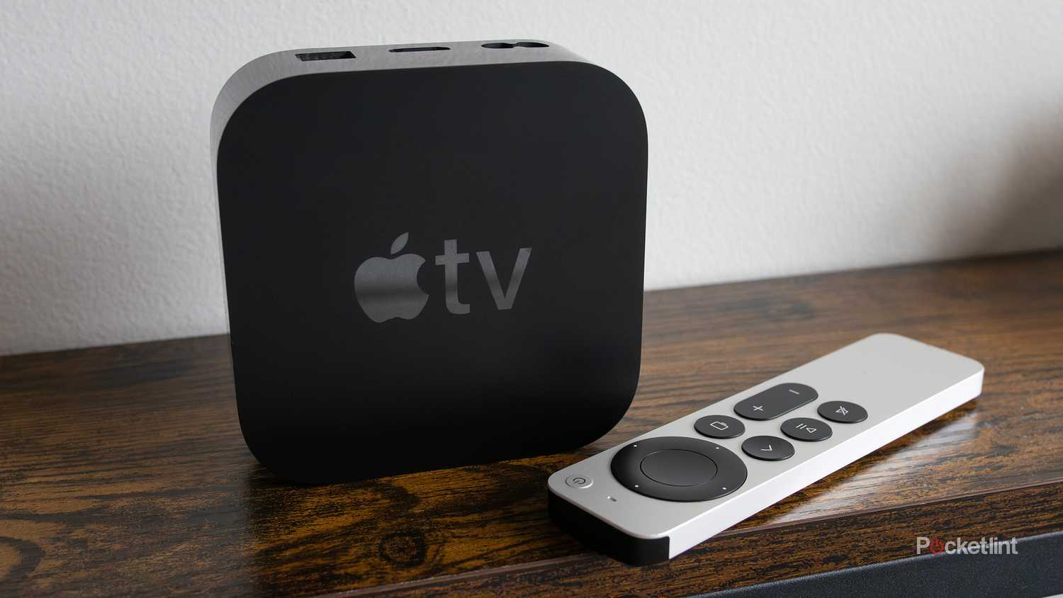 El Apple TV 4K en una estantería 