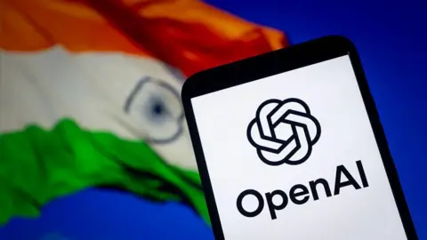 Publicación futura a través de Getty Images Una fotografía ilustrativa muestra el logotipo de OpenAI mostrado en un teléfono inteligente con la bandera de la India de fondo en Chongqing, China, el 1 de septiembre de 2025. 