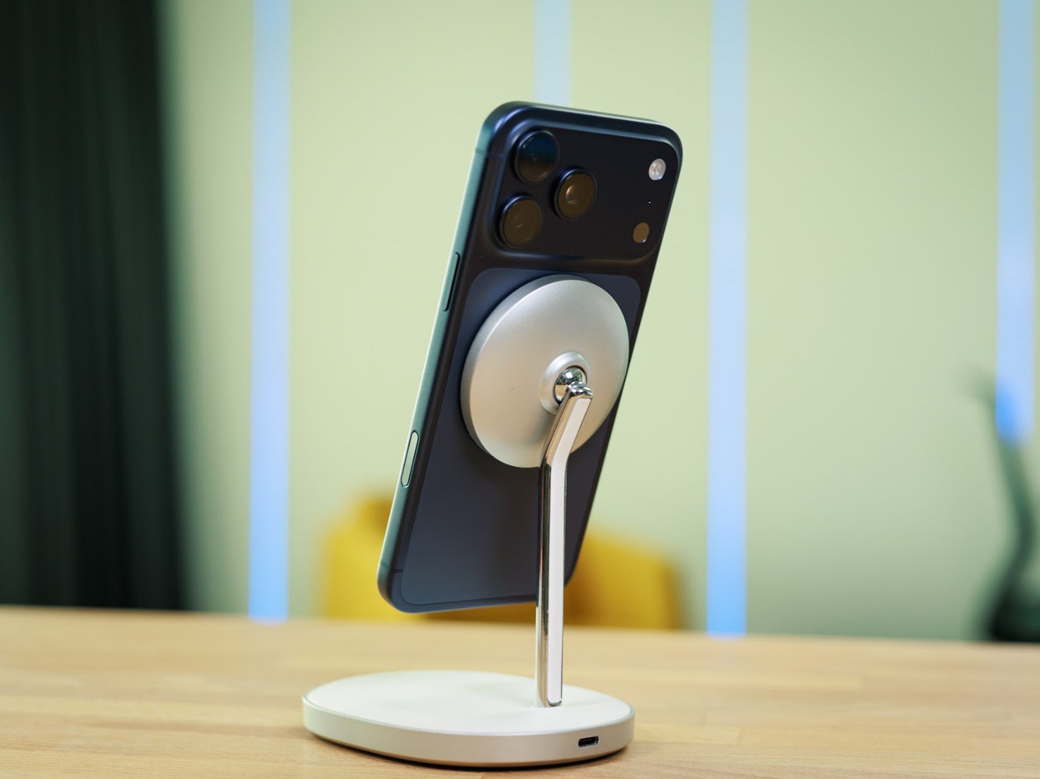 iPhone 17 Pro Max con cargador MagSafe