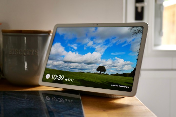 La tableta Google Pixel muestra una foto como fondo de pantalla.