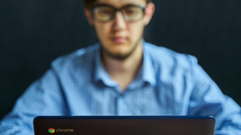 Un joven desapareció en el fondo mientras usaba un Chromebook.