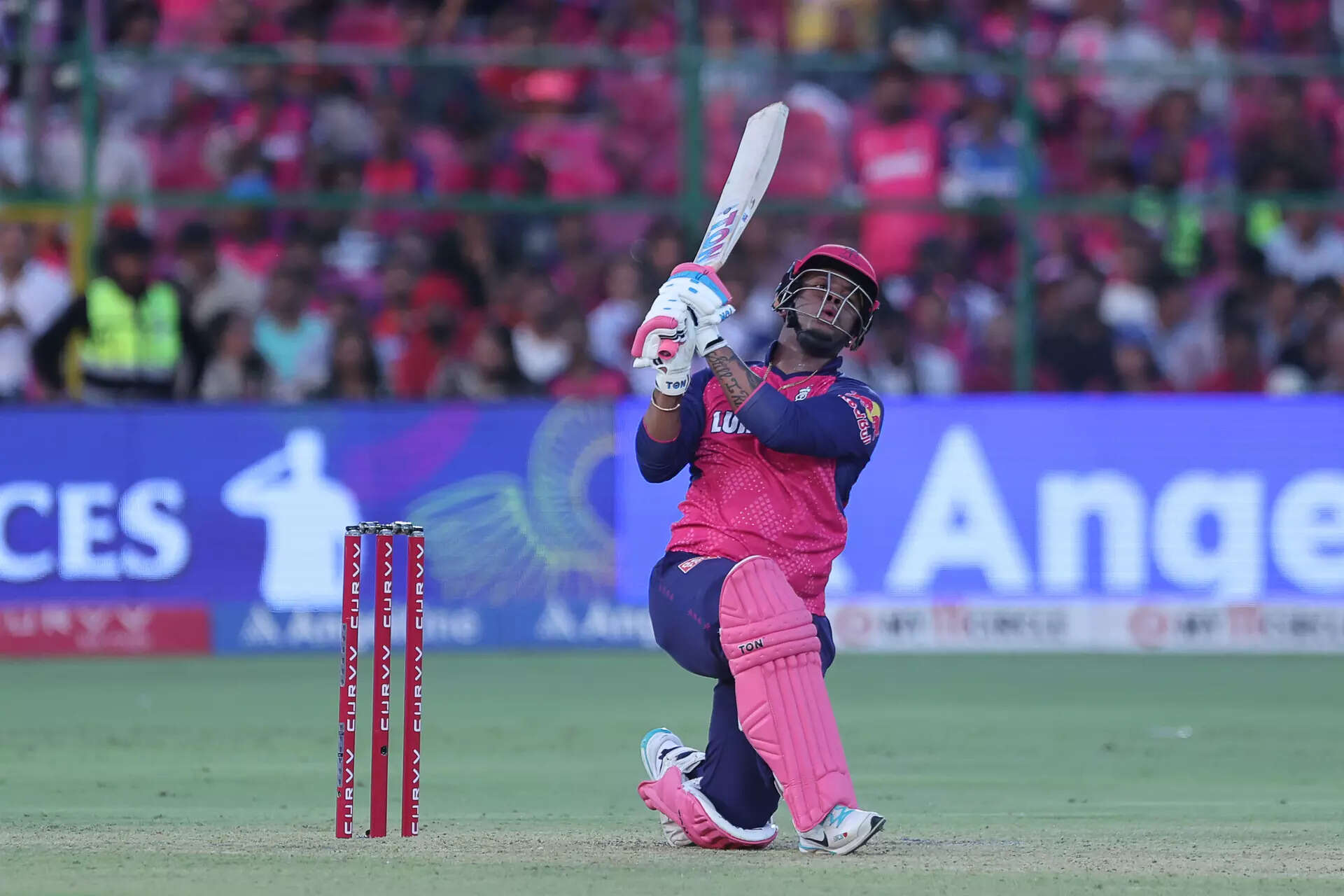 JAIPUR, INDIA - 18 DE MAYO: Shimron Hetmyer de Rajasthan Royals juega un tiro durante el partido IPL 2025 entre Rajasthan Royals y Punjab Kings en el estadio Sawai Mansingh el 18 de mayo de 2025, en Jaipur, India. (Foto de Pankaj Nangia/Getty Images) IPL 2025 - Rajasthan Royals contra Punjab Kings