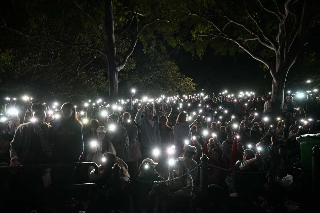 El 31 de diciembre en Sydney, la gente enciende las linternas de sus teléfonos móviles mientras guardan un minuto de silencio una hora antes de la medianoche para reflexionar sobre el tiroteo en Bondi Beach. Foto: AFP El 31 de diciembre en Sydney, la gente enciende las linternas de sus teléfonos móviles mientras guardan un minuto de silencio una hora antes de la medianoche para reflexionar sobre el tiroteo en Bondi Beach. Foto: AFP