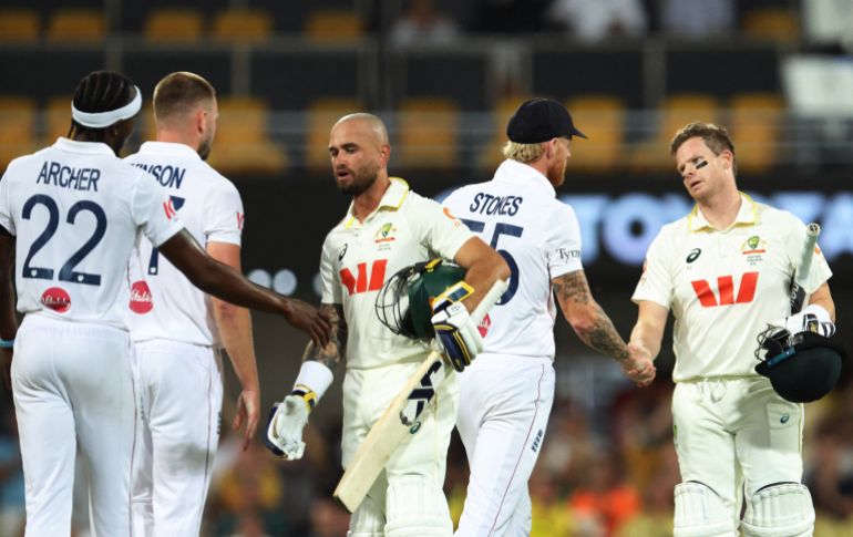 Ben Stokes y Steve Smith se dan la mano.
