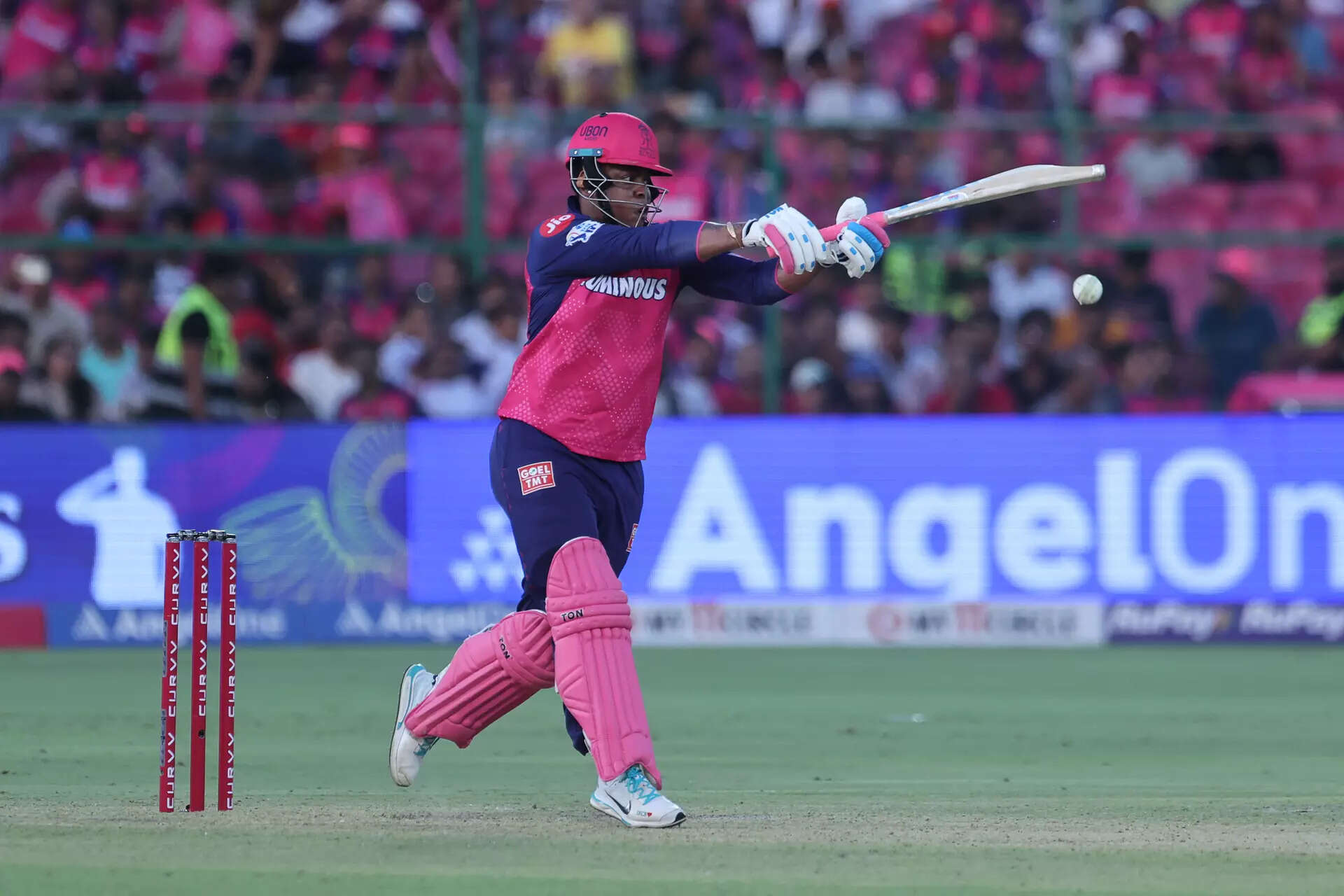 JAIPUR, INDIA - 18 DE MAYO: Shimron Hetmyer de Rajasthan Royals juega un tiro durante el partido IPL 2025 entre Rajasthan Royals y Punjab Kings en el estadio Sawai Mansingh el 18 de mayo de 2025, en Jaipur, India. (Foto de Pankaj Nangia/Getty Images) IPL 2025 - Rajasthan Royals contra Punjab Kings