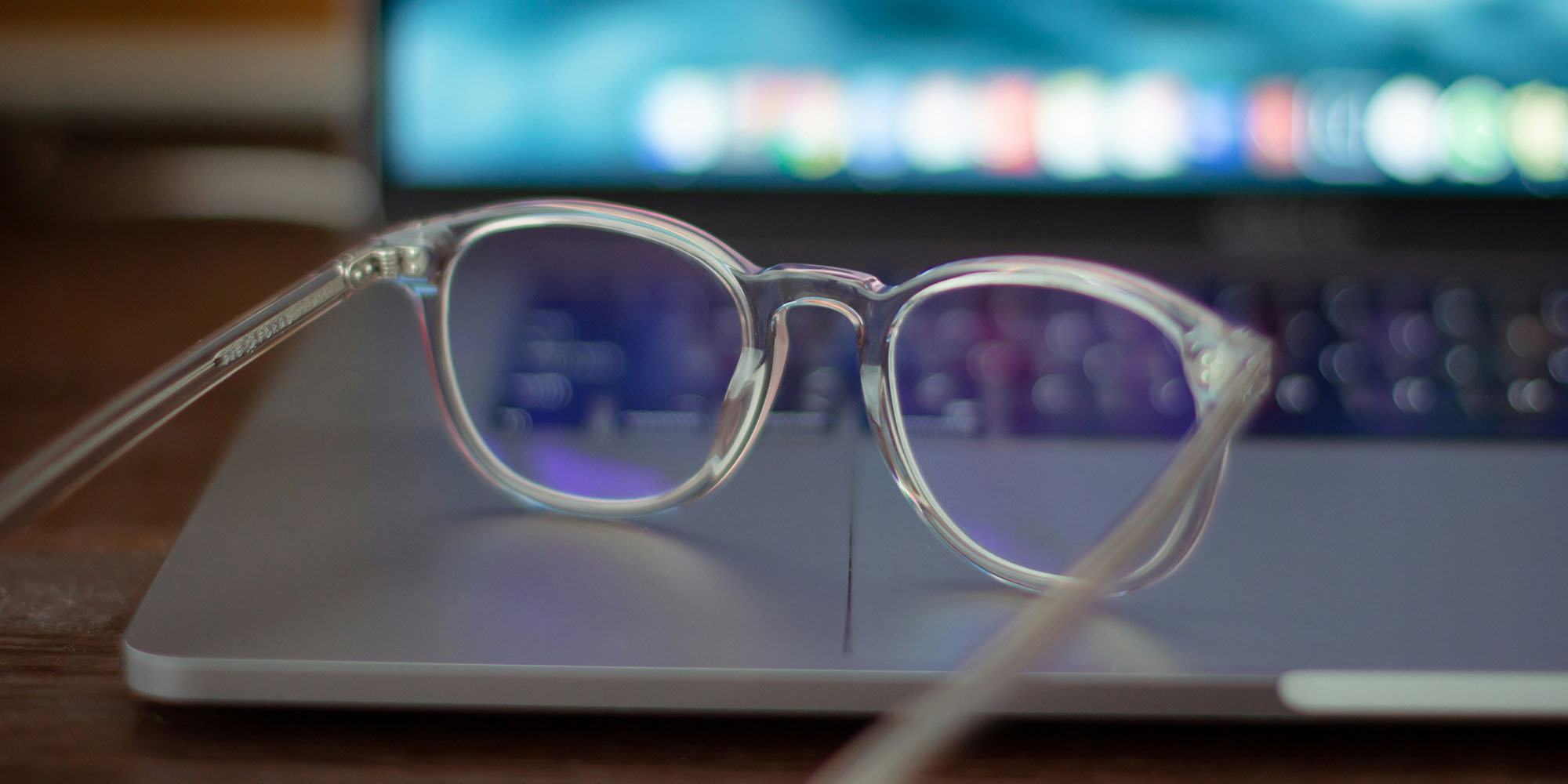 La carrera por las gafas de Apple se intensifica a medida que Meta cambia sus planes de auriculares | Anteojos estándar mostrados apoyados sobre una MacBook