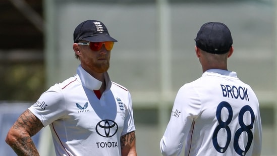 Con Inglaterra tambaleándose entre las cenizas, Ben Stokes asumió repetidamente la responsabilidad, mientras que Harry Brook y otros no cumplieron. (AFP)