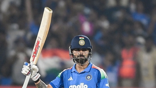 Virat Kohli celebra tras anotar medio siglo durante el tercer partido de cricket ODI entre India y Sudáfrica. (AFP)