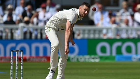 Josh Hazlewood juega a los bolos en el cuarto día de la final del Campeonato Mundial de Pruebas ICC. (AFP)