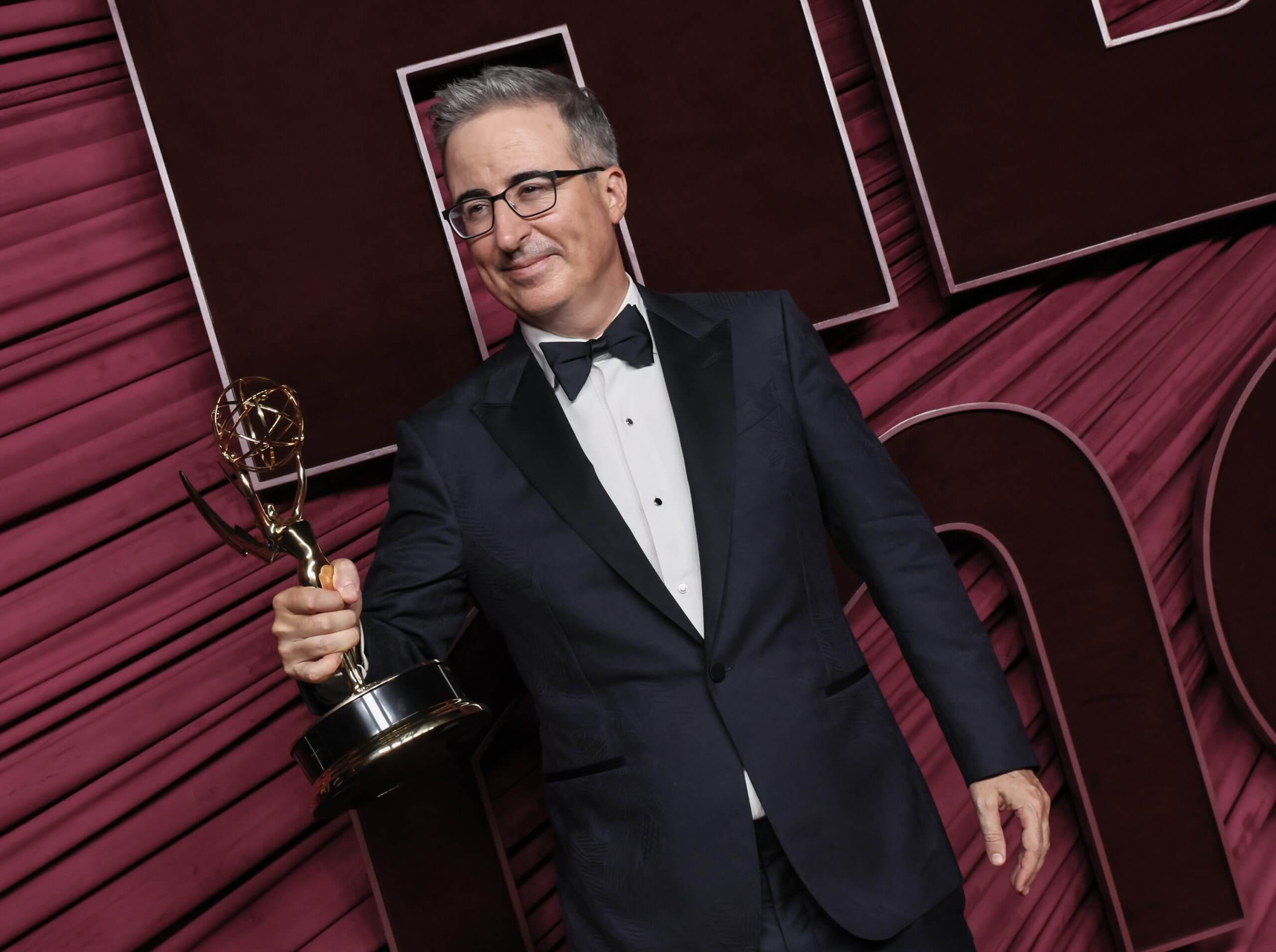 John Oliver asiste a la recepción posterior al Emmy de HBO Max en San Vicente Bungalows en West Hollywood en septiembre