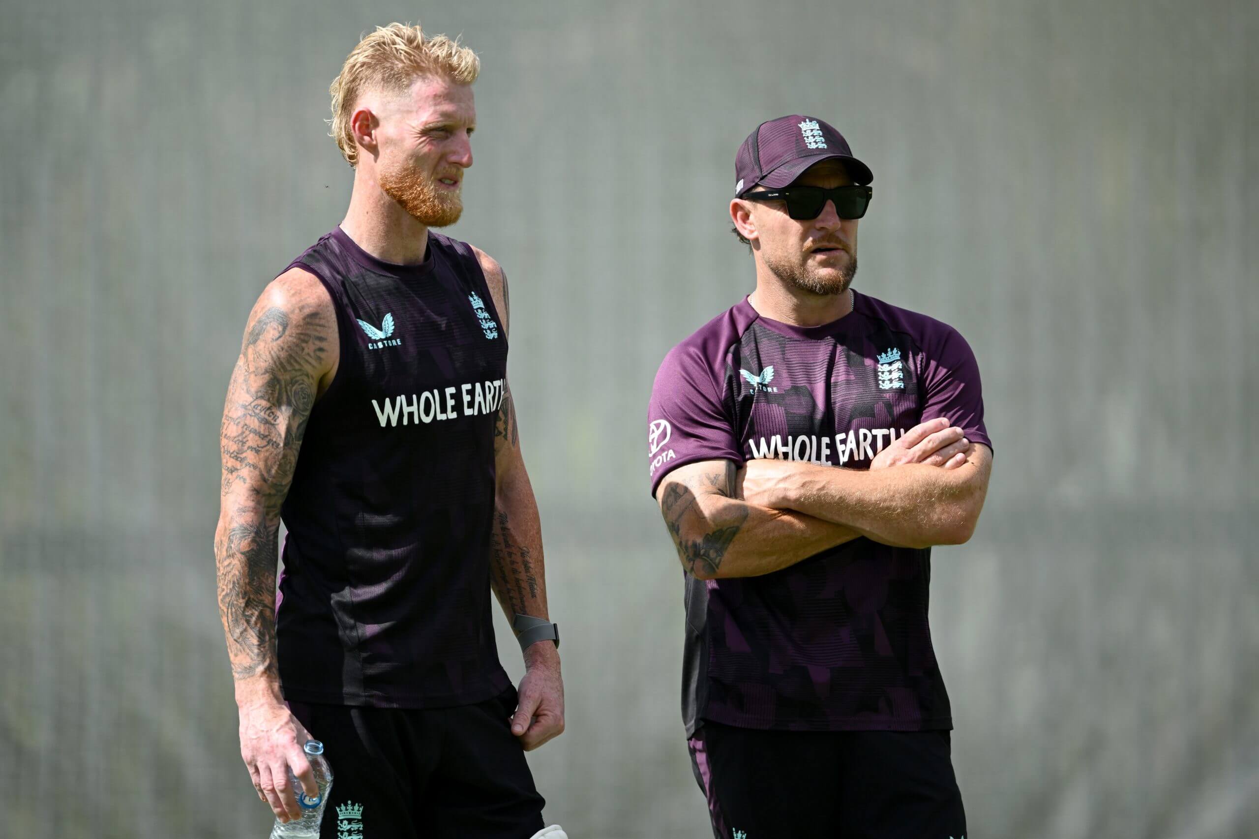 Ben Stokes y Brendon McCullum durante una sesión de gol de Inglaterra en Perth