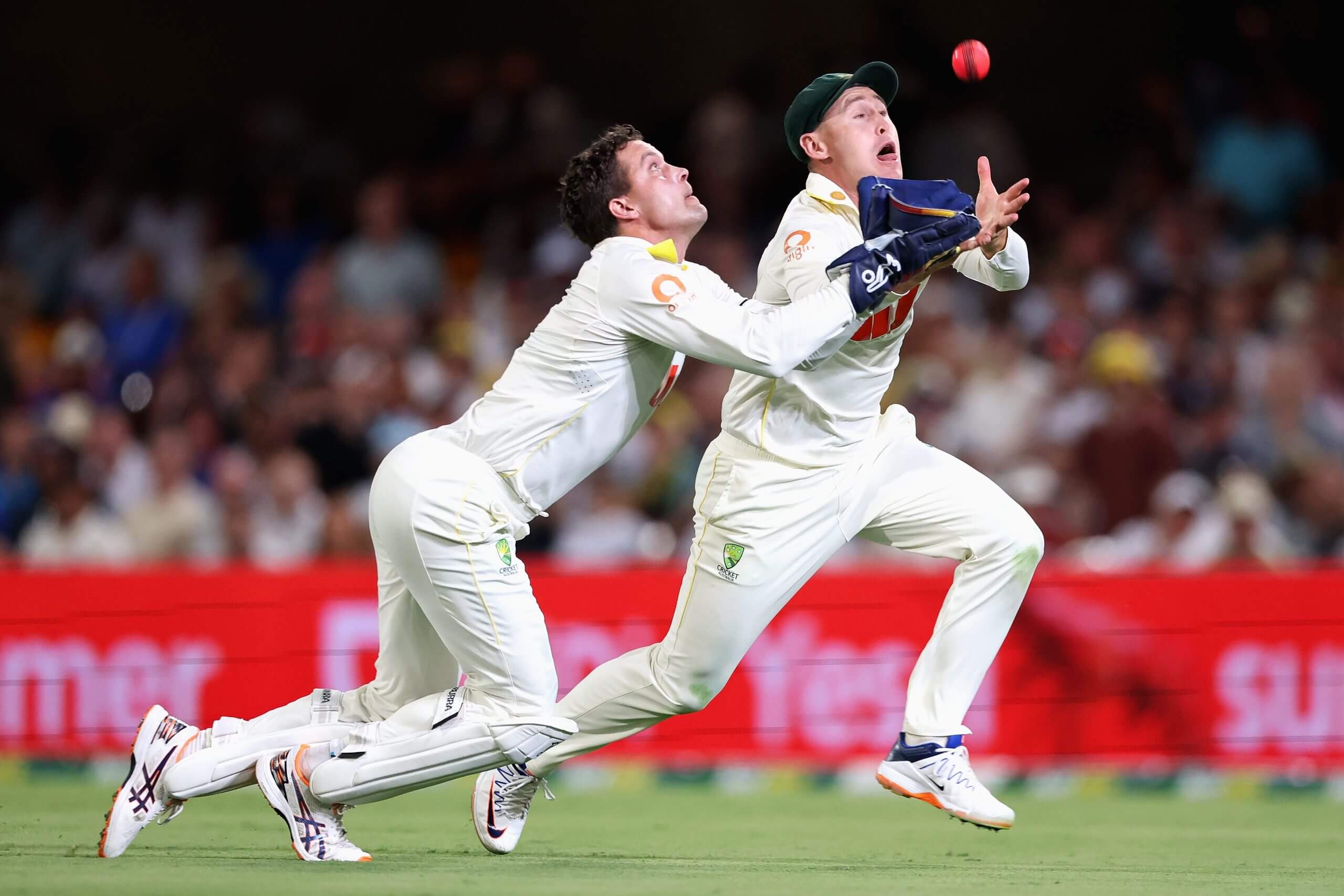 Alex Carey, cargando de regreso hacia el límite, se prepara para vencer a Marnus Labuschagne en la captura para despedir a Gus Atkinson en el Gabba.