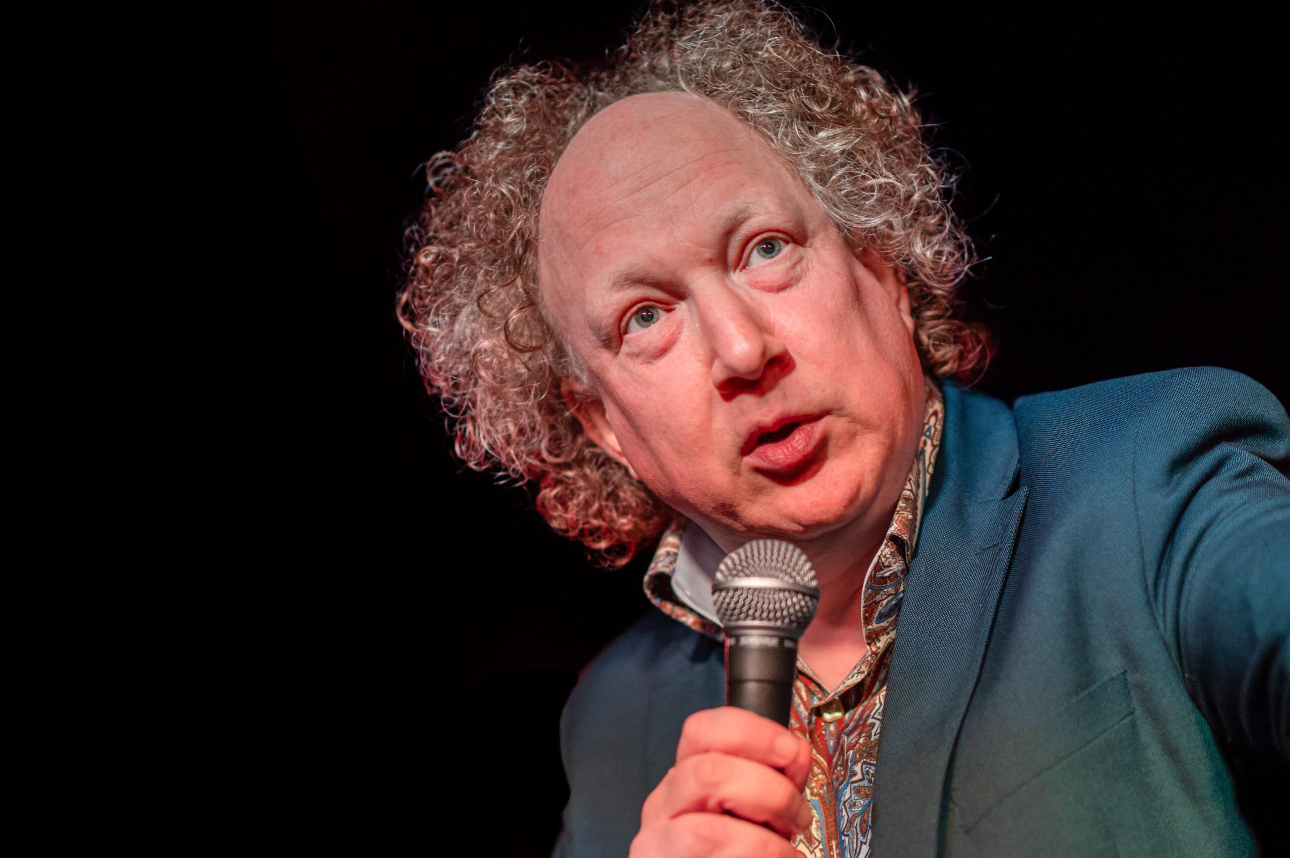 Andy Zaltzman en el escenario realizando su espectáculo de cabaret