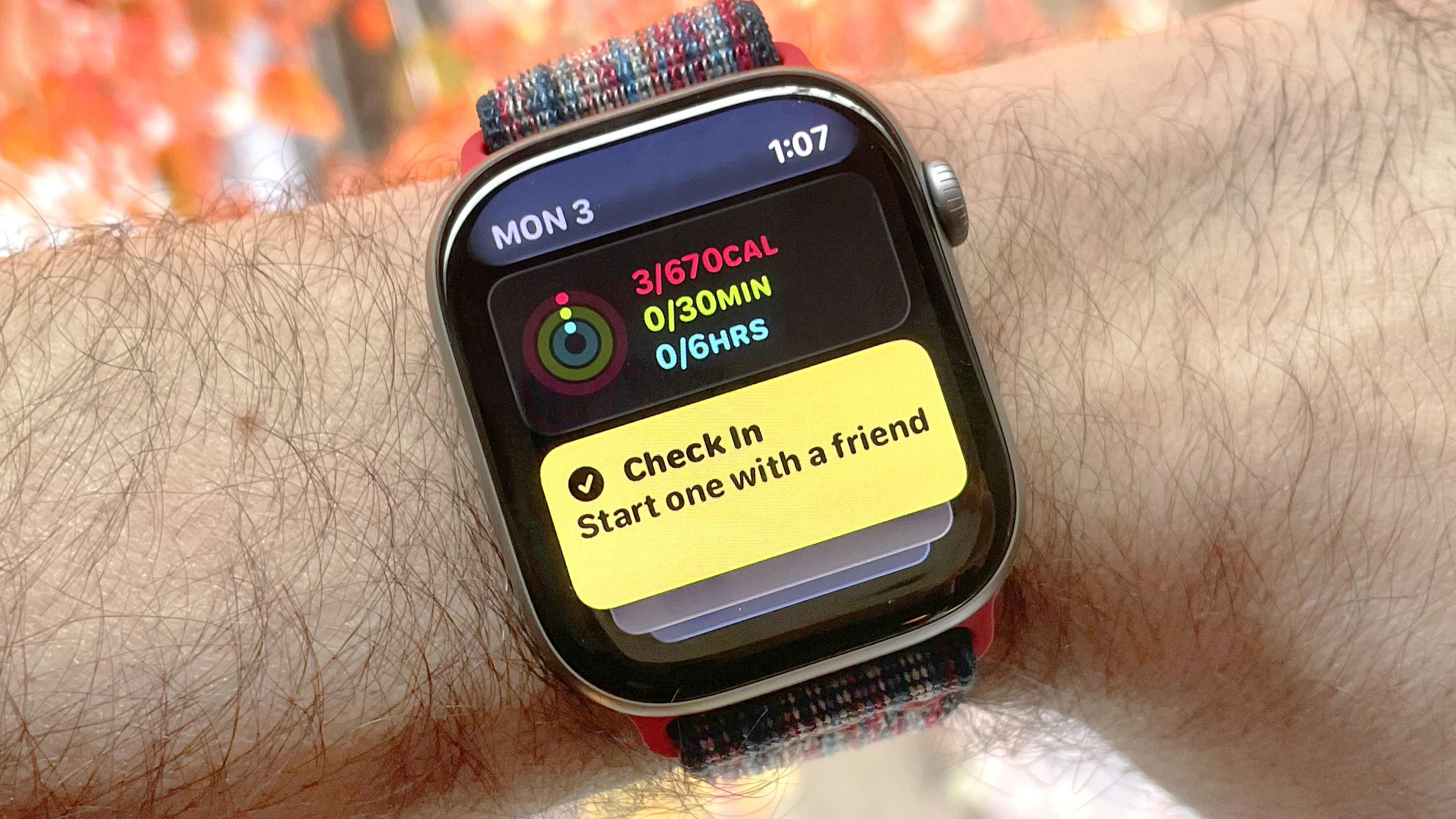 Detalle de un Apple Watch Series 11 que muestra los pasos para configurar y enviar una notificación de seguridad Check in en watchOS 26