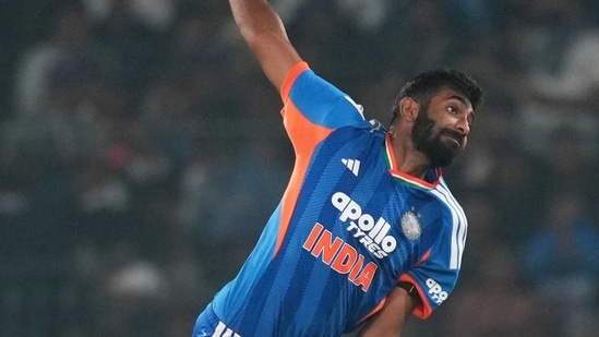 Jasprit Bumrah de la India realiza una entrega durante el primer partido internacional de cricket T20 entre India y Sudáfrica en Cuttack (AP)